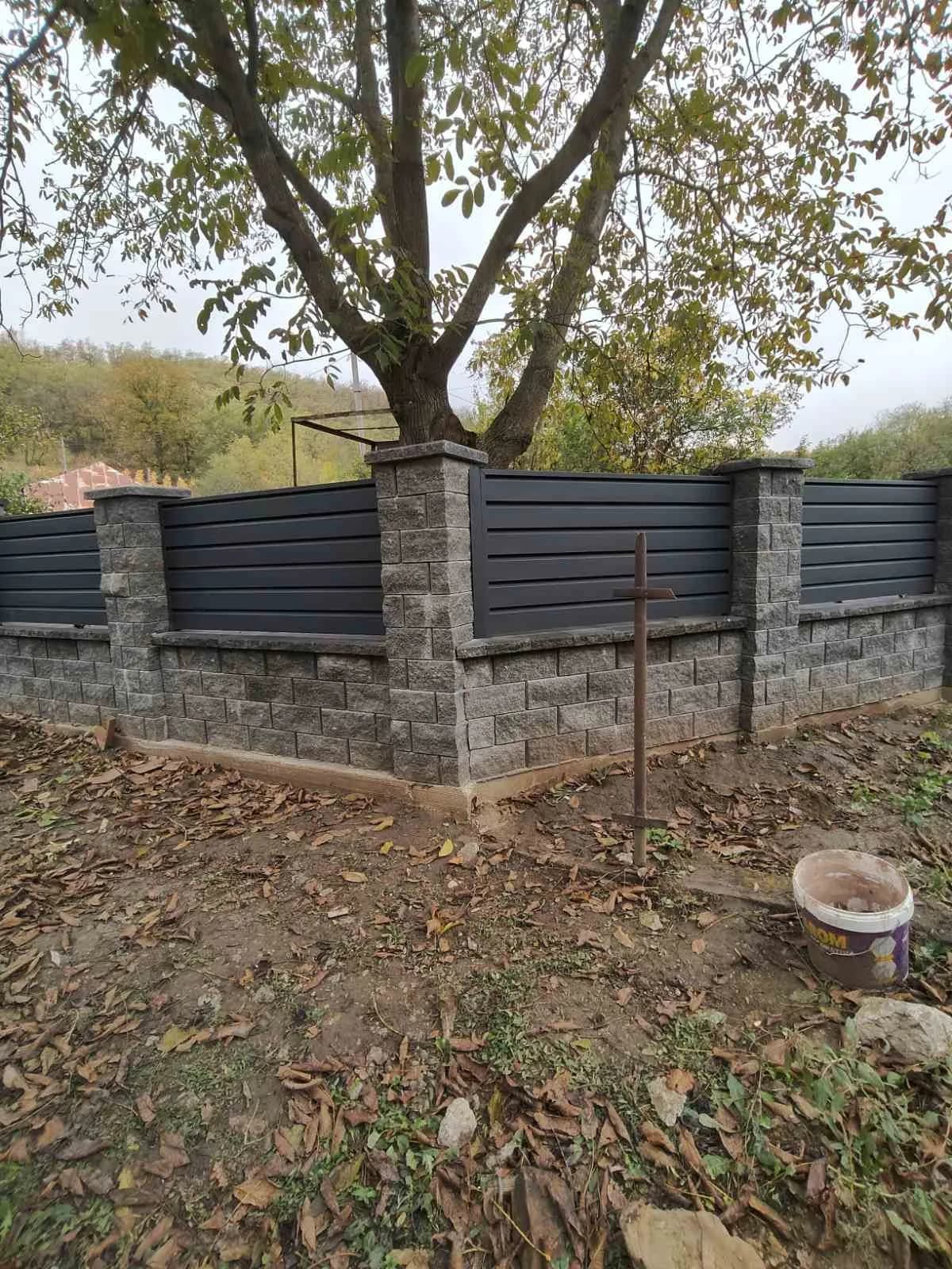 Gard IL100 pe soclu din piatră, cu porți decupate cu laser — fotografie 3