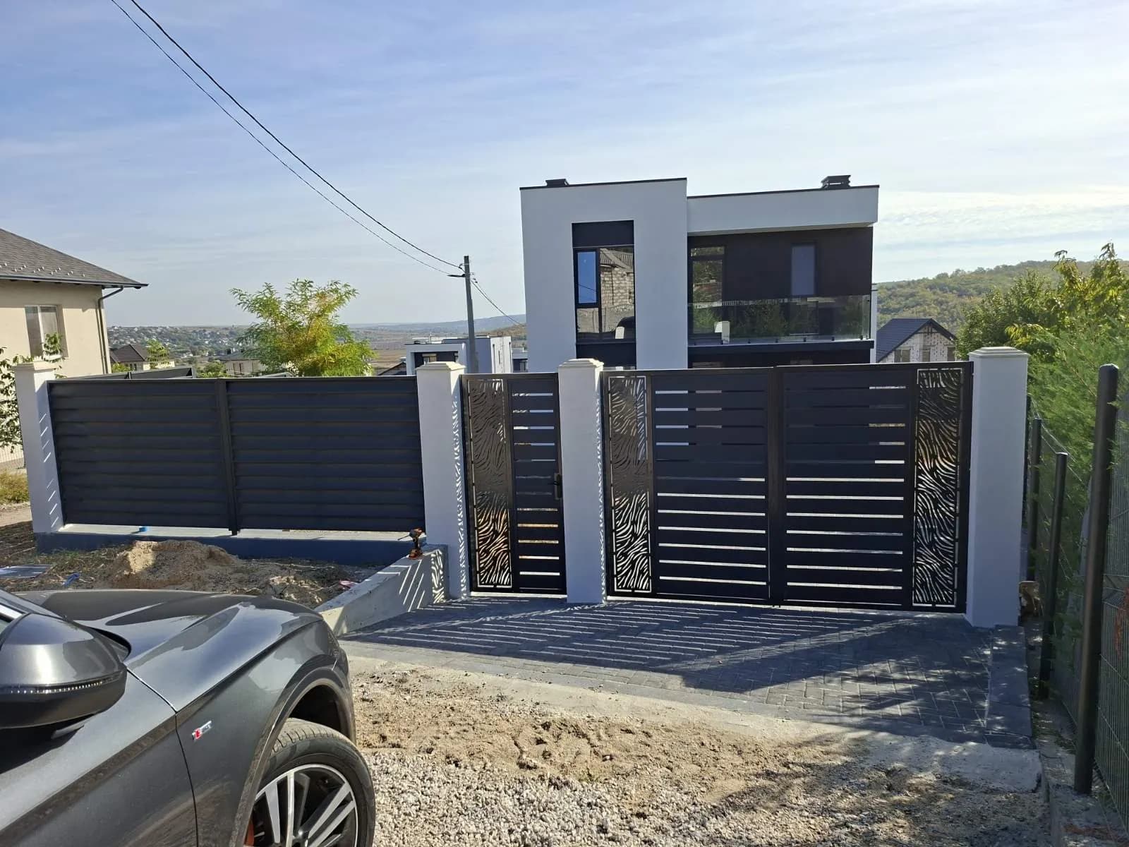 Set IL40 cu porți decupate cu laser, la o casă modernă — fotografie 3