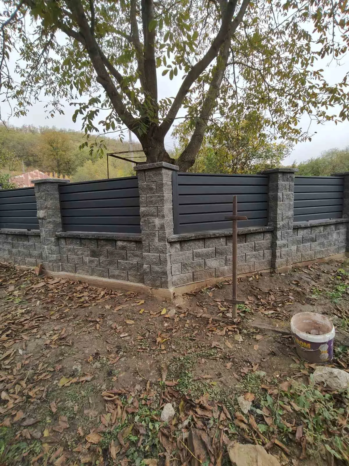 Gard IL100 pe soclu din piatră, cu porți decupate cu laser - 3