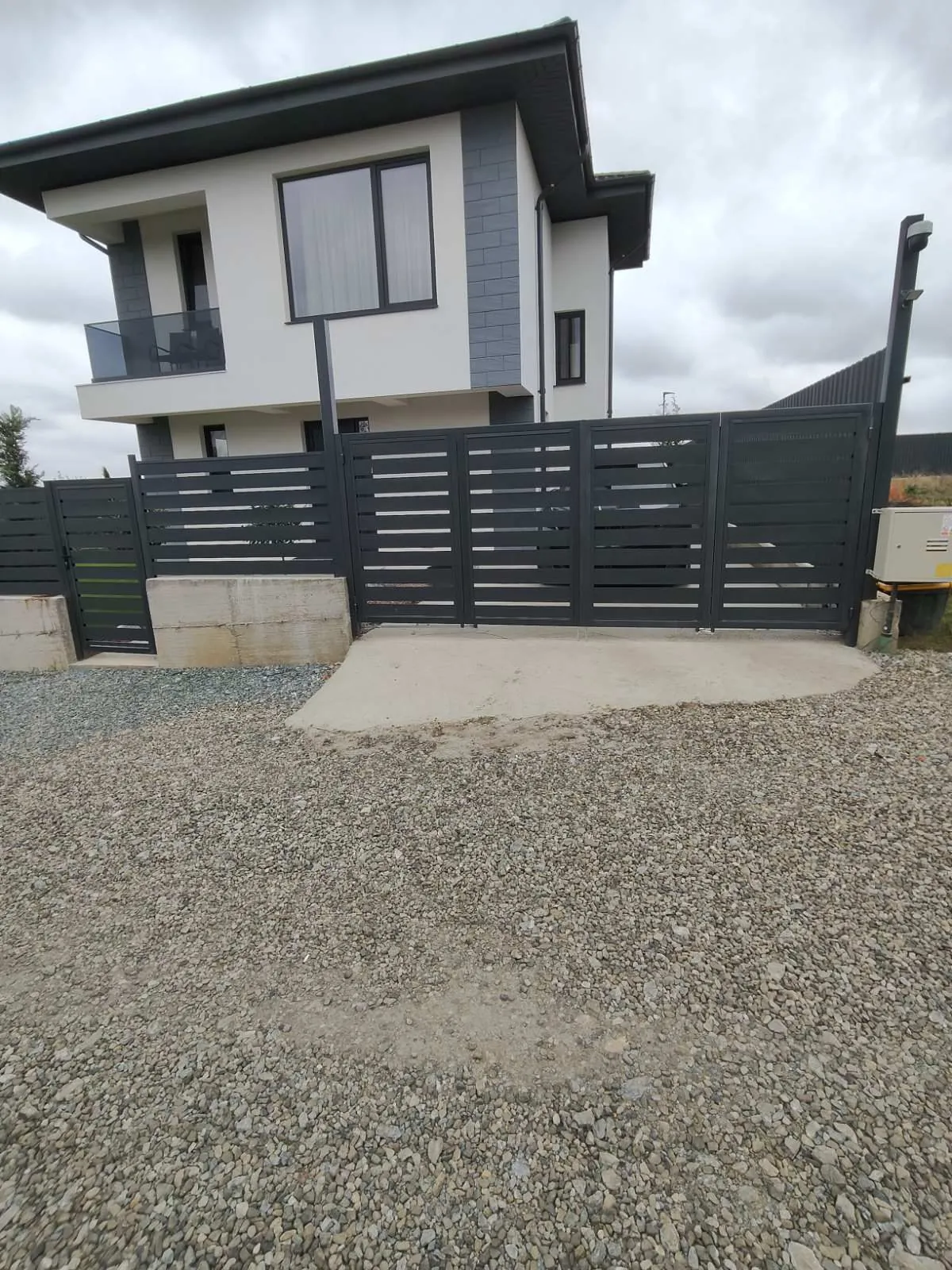 Gard IL40 pe zid de beton, la o casă modernă - 1