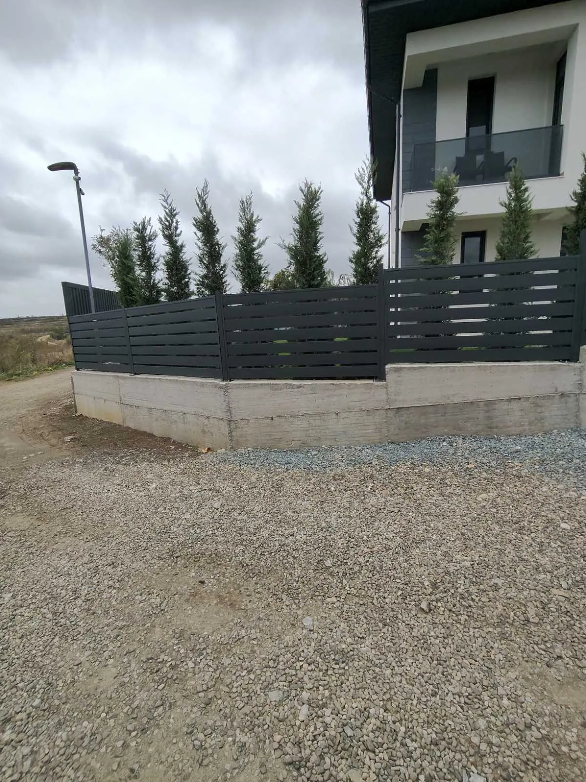 Gard IL40 pe zid de beton, la o casă modernă - 3